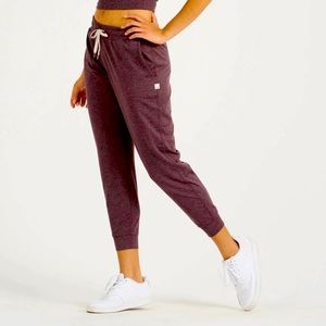 Vuori performance joggers size XLarge in Smoked Plum Heather color